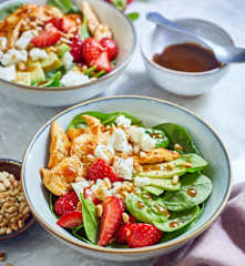 Erdbeer-Spinat-Salat mit Hähnchen