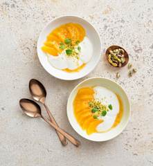 Spiced oranges and dates with yoghurt cream