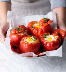 Tomate recheado com shaksuka e mozarela