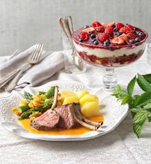 Menü: Lamm mit Rosmarinsauce, Gemüse der Saison, Cookie-Beeren-Trifle