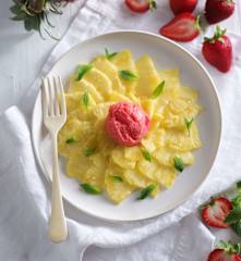 Ananas-Carpaccio mit Erdbeersorbet