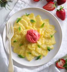 Carpaccio d'ananas avec sorbet rose