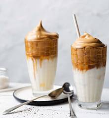 Dalgona coffee z mlekiem skondensowanym (mrożona kawa po koreańsku)