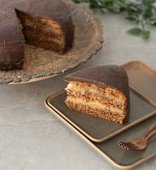 Καρυδότουρτα με αμυγδαλωτό