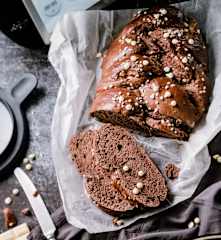 Brioche en cocotte, cacao et pépites de chocolat blanc
