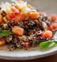 藜麦茄子配孜然三文鱼葡萄柚色拉