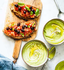 Velouté d’avocat au lait de coco, tartines de tomates aux olives