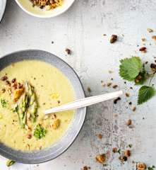 Crema de verduras y ortigas con granola