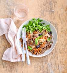 Nouilles soba au thon, aux tomates et aux câpres
