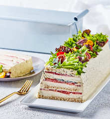 Pastel sandwich con tomate, mozzarella y pesto