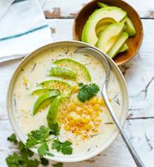 Bouillon crémeux de maïs et de pommes de terre, lamelles d’avocat