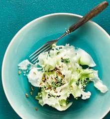 Salát z květáku a brokolice, medový dresink, slunečnicová semínka