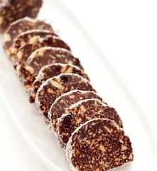 Salame de chocolate com amêndoas e uva passa