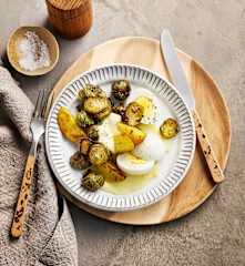 Gebackener Rosenkohl mit Kartoffelecken, Eiern und Senfsauce