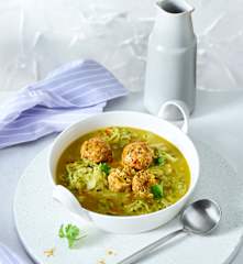Scharfe Spitzkohl-Curry-Suppe mit Geflügelhackbällchen