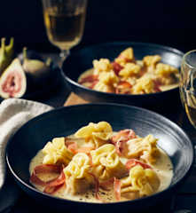 Sacchetti mit Serrano-Feigen-Füllung und Weißweinsauce