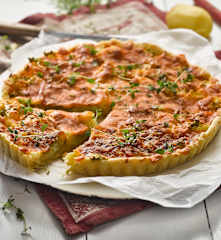 Quiche s novými bramborami, jarní cibulkou a čedarem