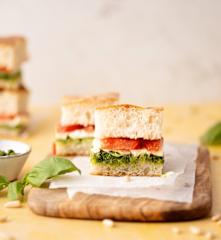 Focaccia con pesto de albahaca, mozzarella y tomate fresco