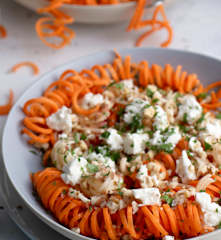 Ensalada de zanahorias y manzanas en espiral con queso feta y nueces