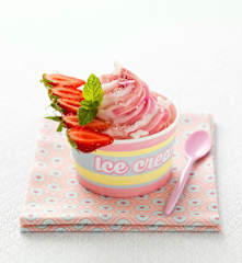 Glace au yaourt marbrée à la fraise