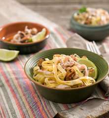 Makaron z owocami morza duszonymi w winie