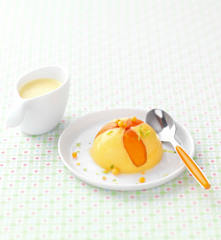 Dolce al semolino con albicocche e crema inglese