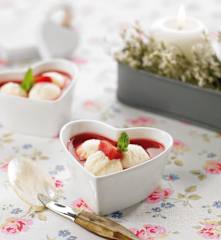 Lody waniliowe z brzoskwiniami i sosem malinowym