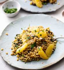 Gerstensalat mit Orangen, Koriander und Mandeln