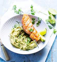 Brochetas de salmón con hummus de aguacate