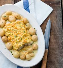 Maruca com batatinhas novas e molho de alho-francês e cenoura