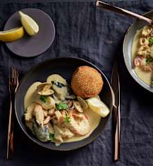Opereta del mar al cava con croquetas de papa