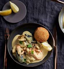 Opereta del mar al cava con croquetones de patata