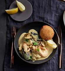 Operetta z owocami morza i kulkami ziemniaczanymi