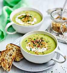 Creamy broccoli soup with crispy quinoa (Diabetes)
