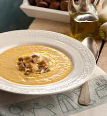 Crema de hortalizas con queso gruyère, setas y castañas