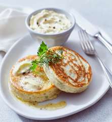 Glasgow - Kräuter-Crumpets mit Pfefferbutter