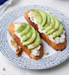 Tostadas con aguacate y crema de queso fresco con nueces