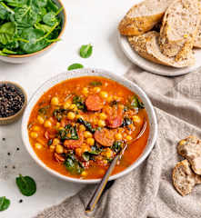 Gulasz z ciecierzycy i chorizo ze szpinakiem