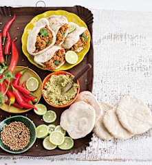 Baba ghanoush em pão pita com borrego