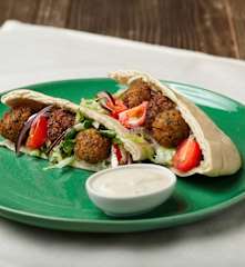 Pita de falafel com molho de iogurte
