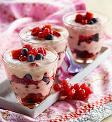 Beeren-Dickmilch-Dessert