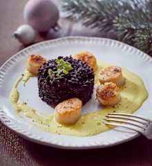 Jakobsmuscheln mit schwarzem Reis und Safran-Sahnesauce