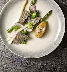 Chřest na páře s hnědým máslem a makovou oplatkou