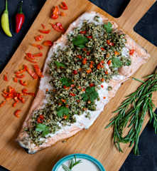 Salmón con salsa de yogur y crumble de nueces