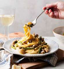 Espaguetis a la carbonara a baja temperatura con espárragos y champiñones