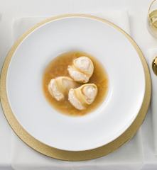 Sopa de galets rellenos de foie
