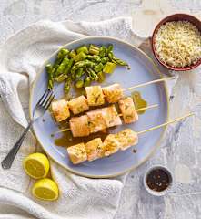 Spiedini di salmone, riso basmati e insalata di asparagi