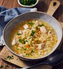 Polnische Gerstensuppe (Krupnik)