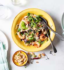 Ensalada templada de angulas de surimi y gambones