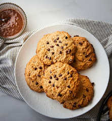 Biscottini con farina di castagne, nocciole e gocce di cioccolato